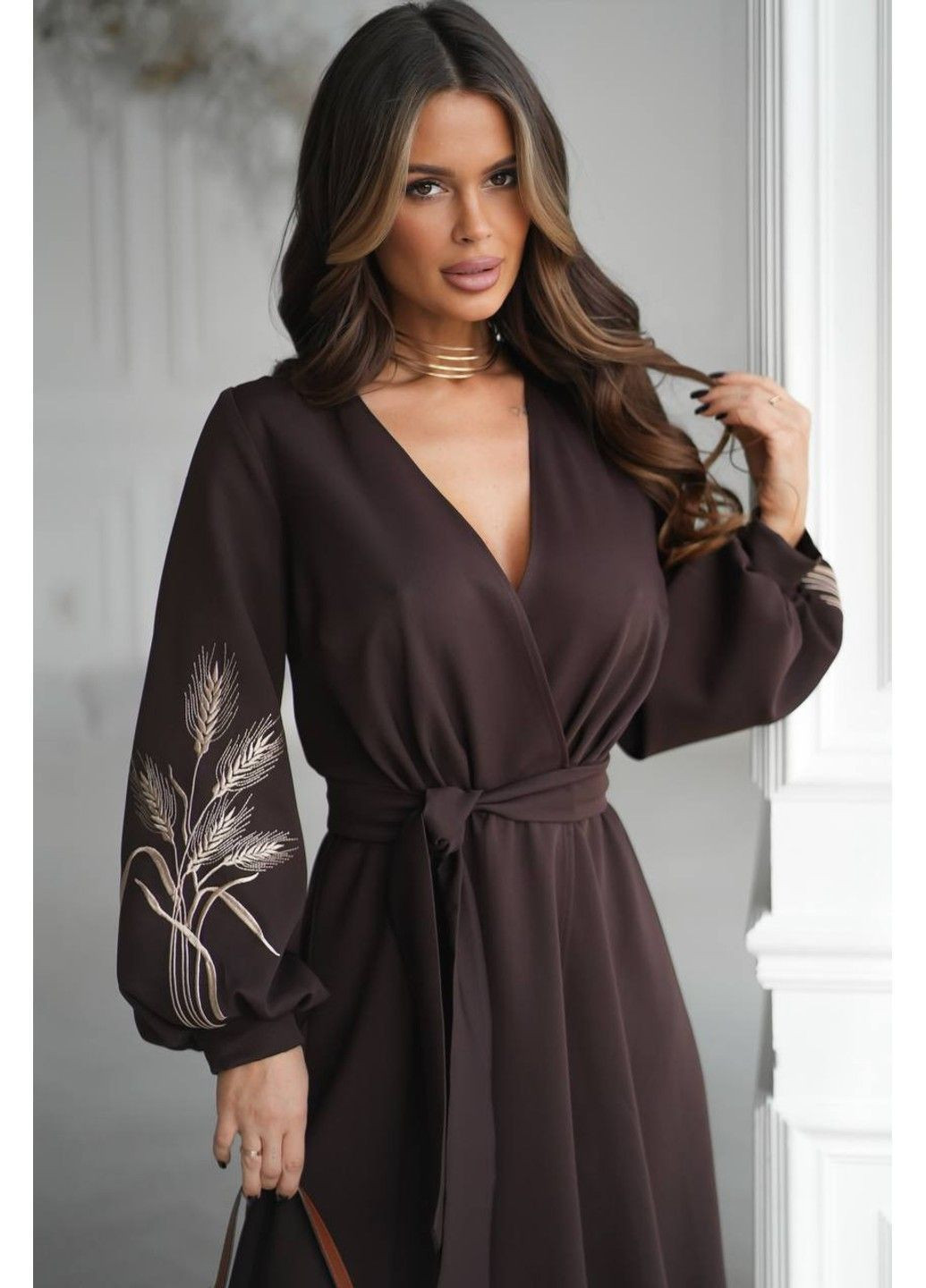 Коричнева сукня на запах з вишивкою мод. 7507 шоколад No Brand