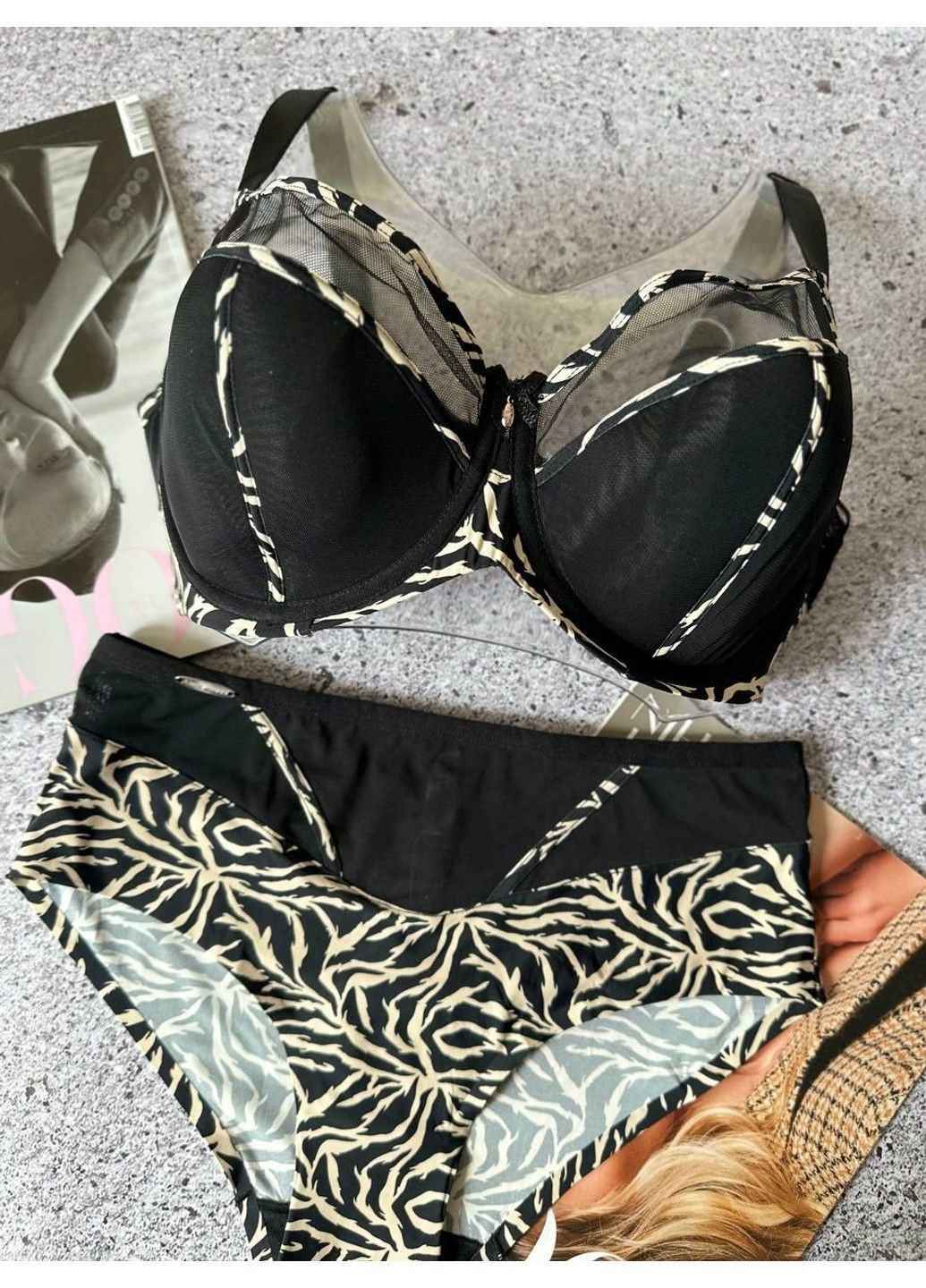 Чорний комплект жіночої білизни бюст з м'якими чашками трусики сліпи чорний Lanny Mode