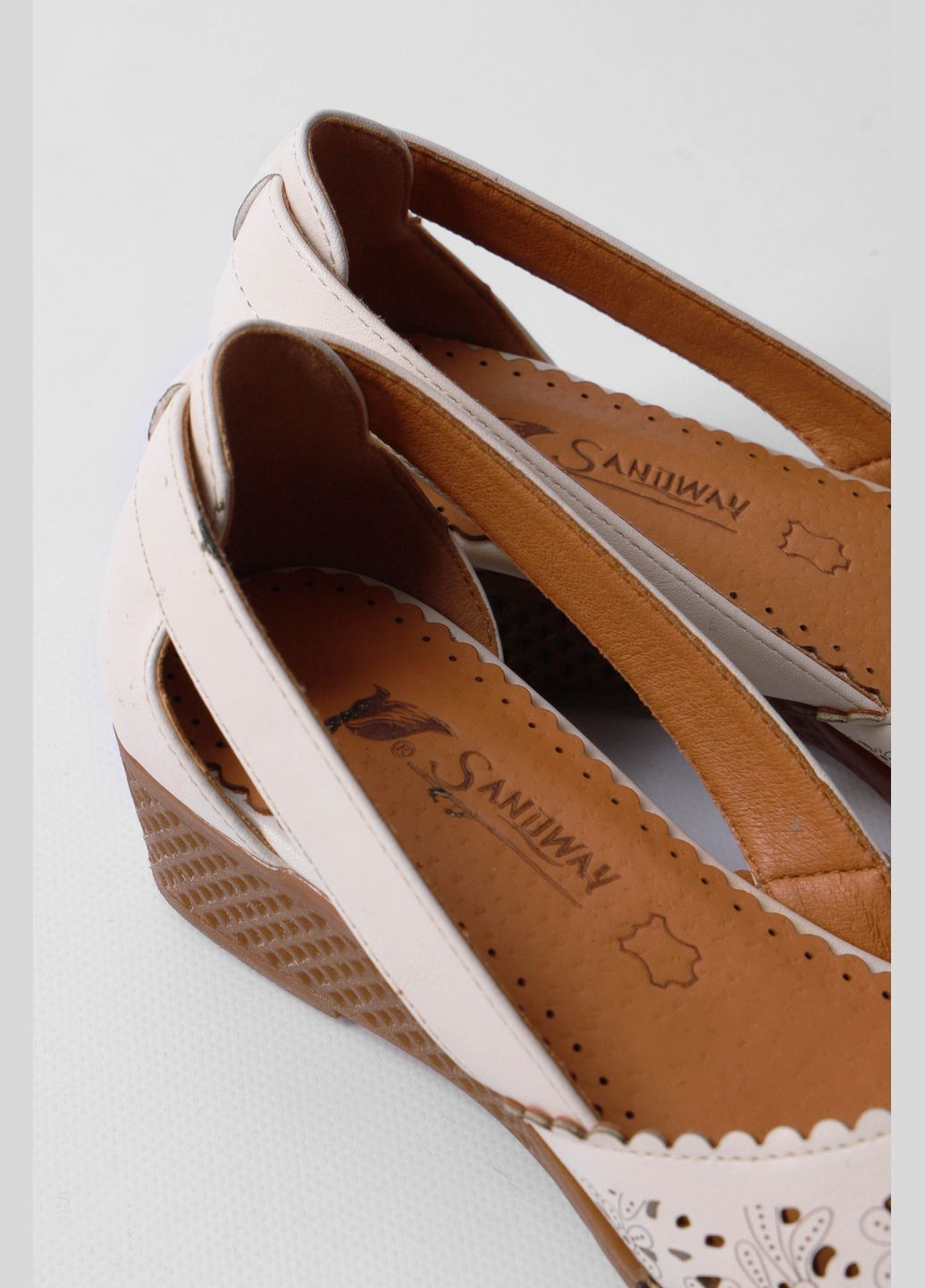 Туфлі жіночі бежевого кольору Let's Shop (293055885)