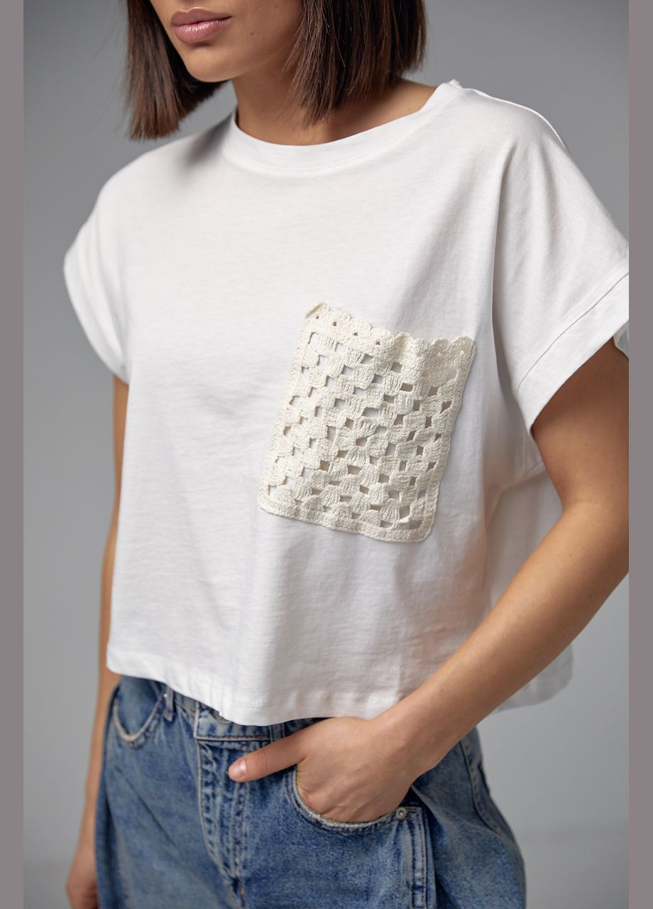 Молочна літня укорочена футболка з ажурною кишенею 08756 з коротким рукавом Lurex