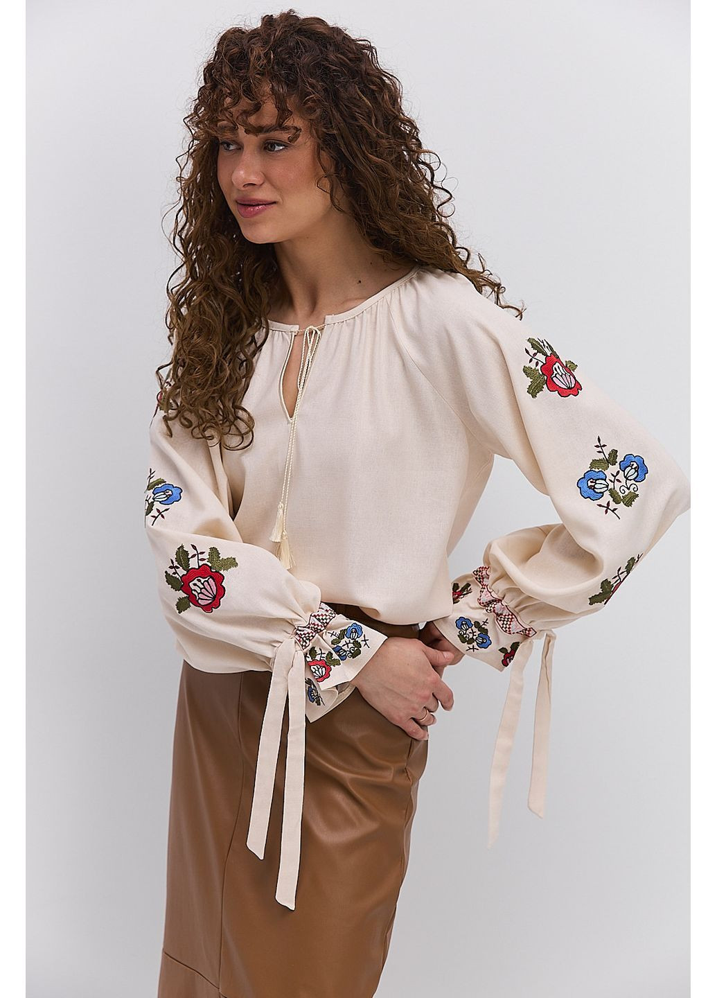 Світло-бежева жіноча вишиванка молочна з червоними та синіми квітами гладдю Arjen льон (370602007)