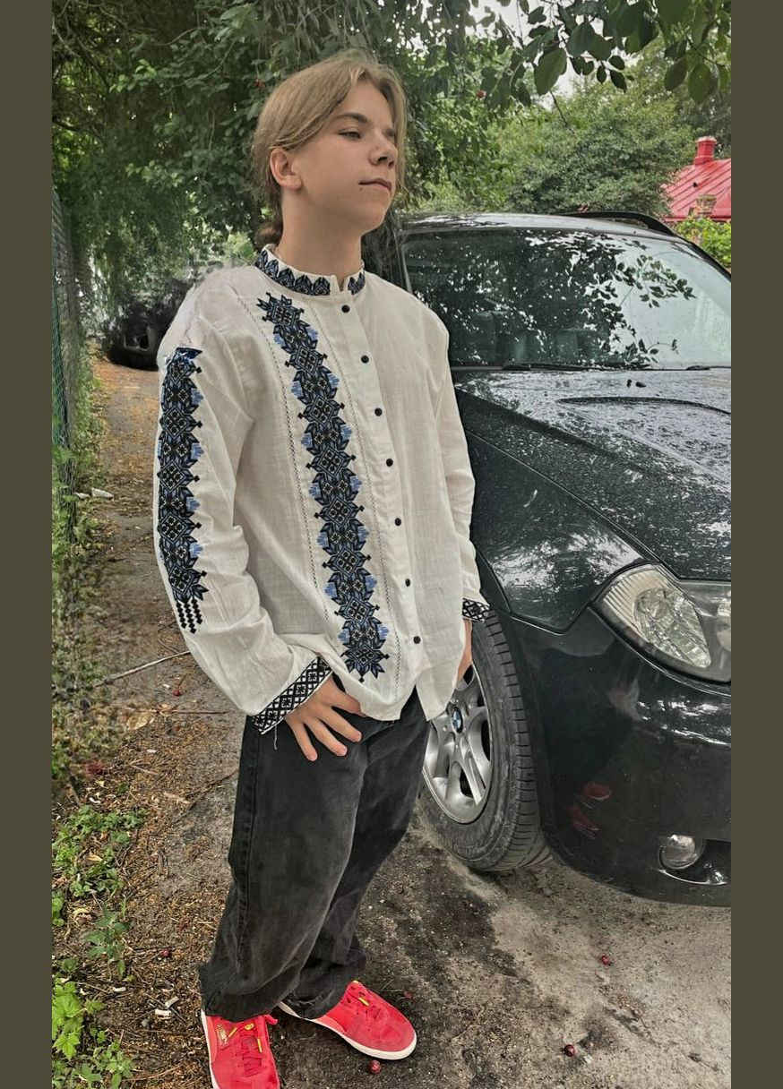 Біла чоловіча бавовняна сорочка вишиванка з яскравою вишивкою збоку та рукавах You Best (341491761)