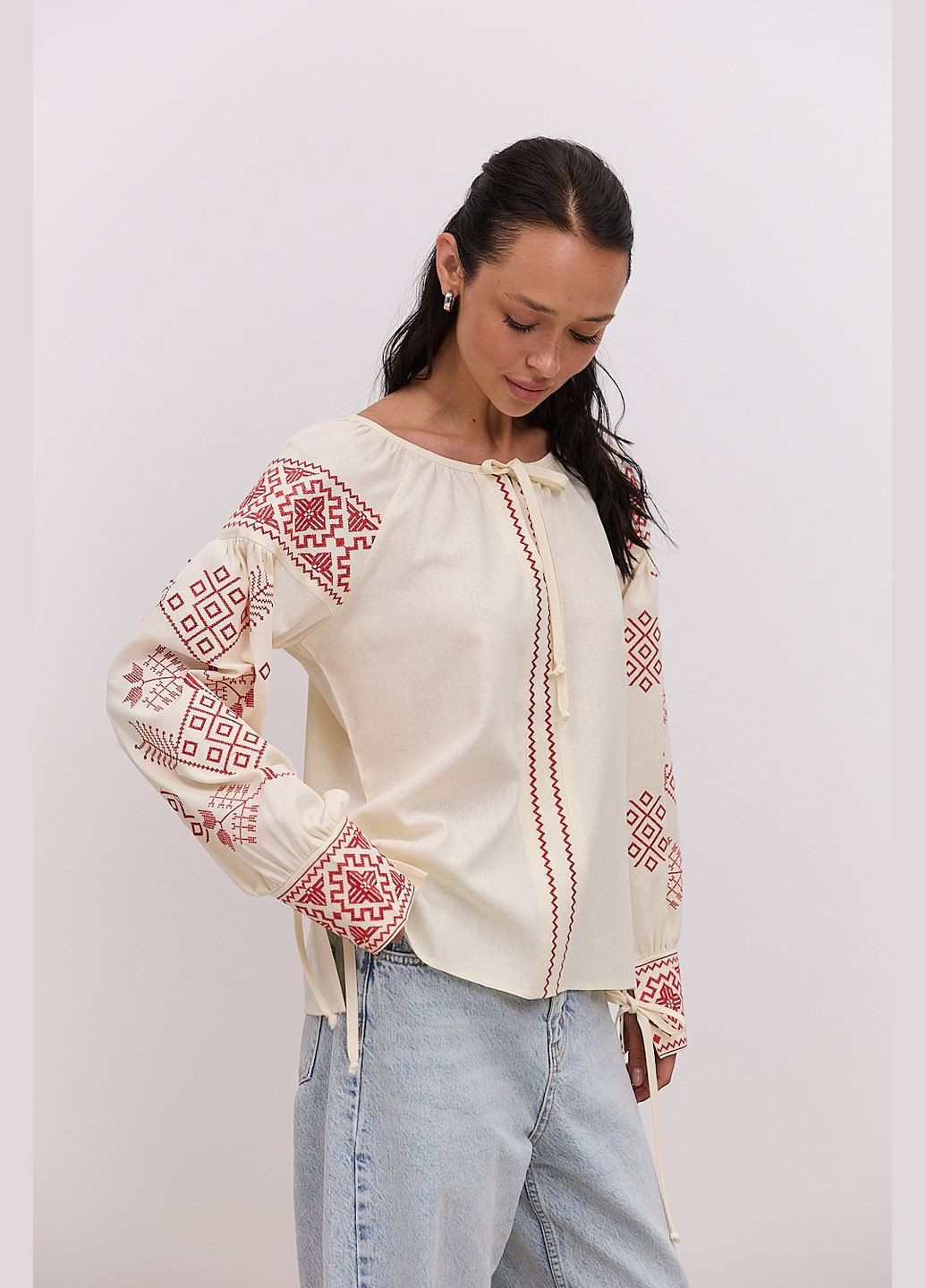 Светло-бежевая женская вышиванка молочная с геометрией гладью и завязками на манжетах Arjen (344030139)