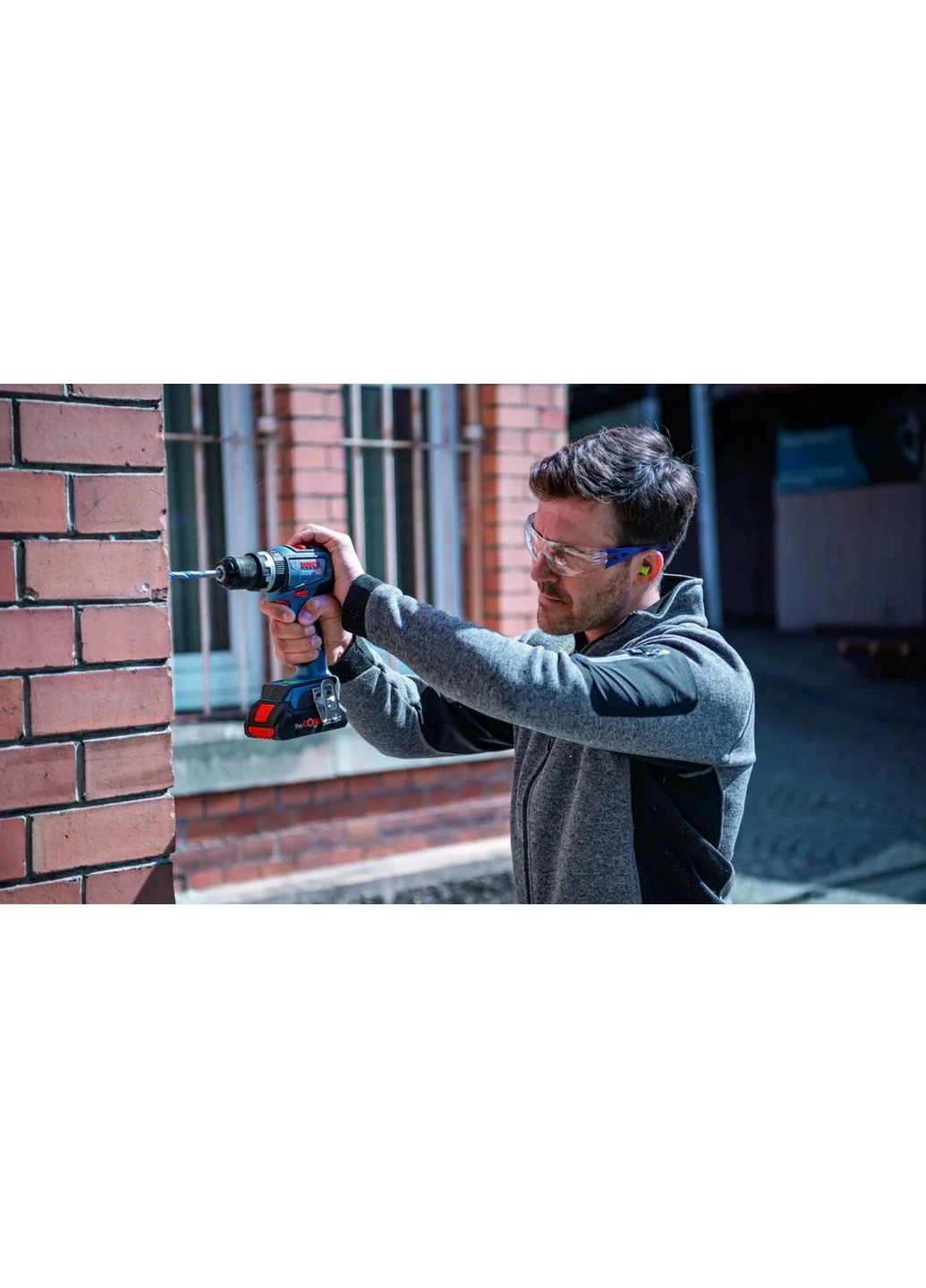Аккумуляторная дрель-шуруповерт Professional GSB 18V-90 C, 18В, 2х4А·ч, 36·64Нм, 0-630·0-2100 об/мин, 1.2 кг. Bosch (381185062)
