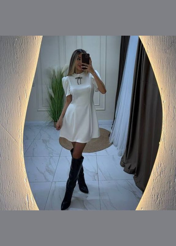 Белое деловое платье классическое с металлическим бантом колокол Adelante однотонное