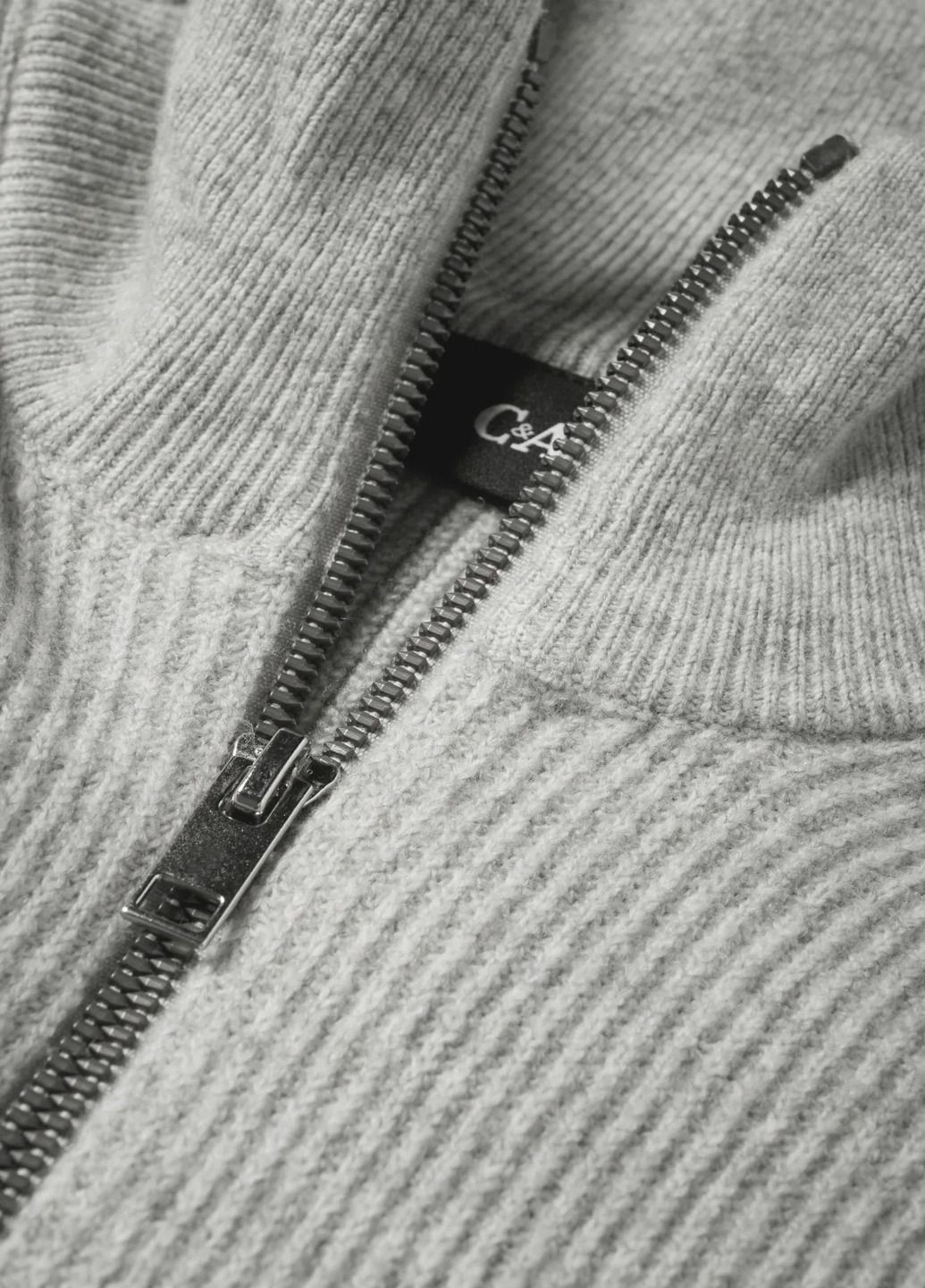 Серый демисезонный свитер C&A