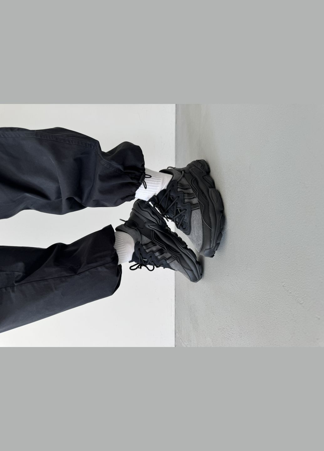 Черные демисезонные кроссовки мужские и женские adidas ozweego black | адидас озвиго черные No Brand