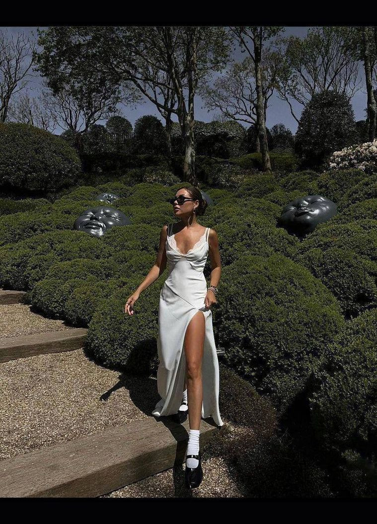 Молочное повседневный платье на бретелях с высоким разрезом MonCher