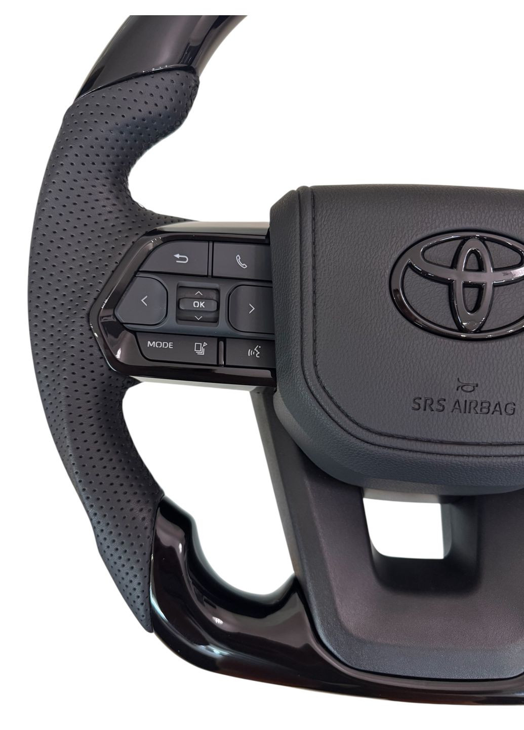 Руль для Land Cruiser 200, Prado 150. Без подогрева. Рояльный лак. Со скошенным низом. Логотип – черный глянец. Toyota (346055194)