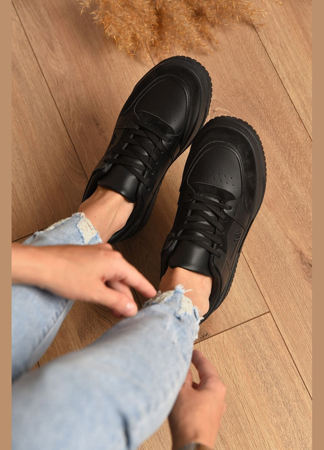 Кроссовки женские черного цвета на шнуровке Let's Shop чёрные демисезоны (345569310)