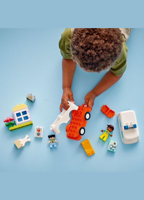 Конструктор дитячий Швидка допомога та водій (10447) Lego (324110545)