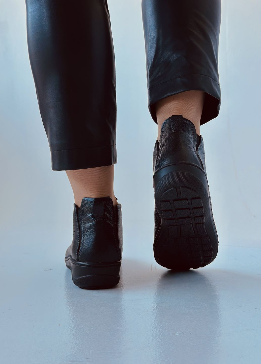 Черные демисезонная ботинки женские кожаные Helios