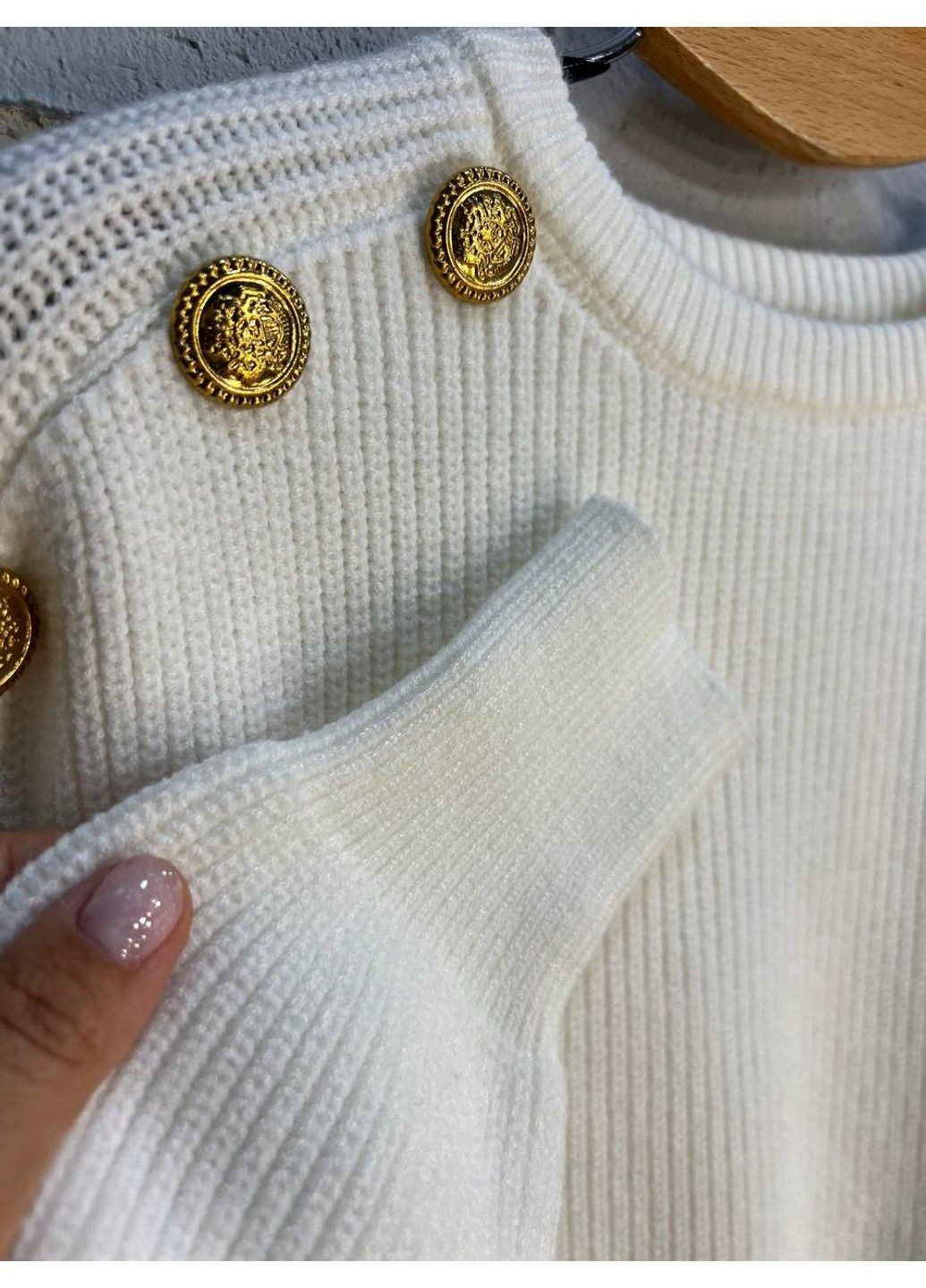 Білий демісезонний светр жіночий 6733 золоті гудзики на плечах укорочений вільний MIX RAY