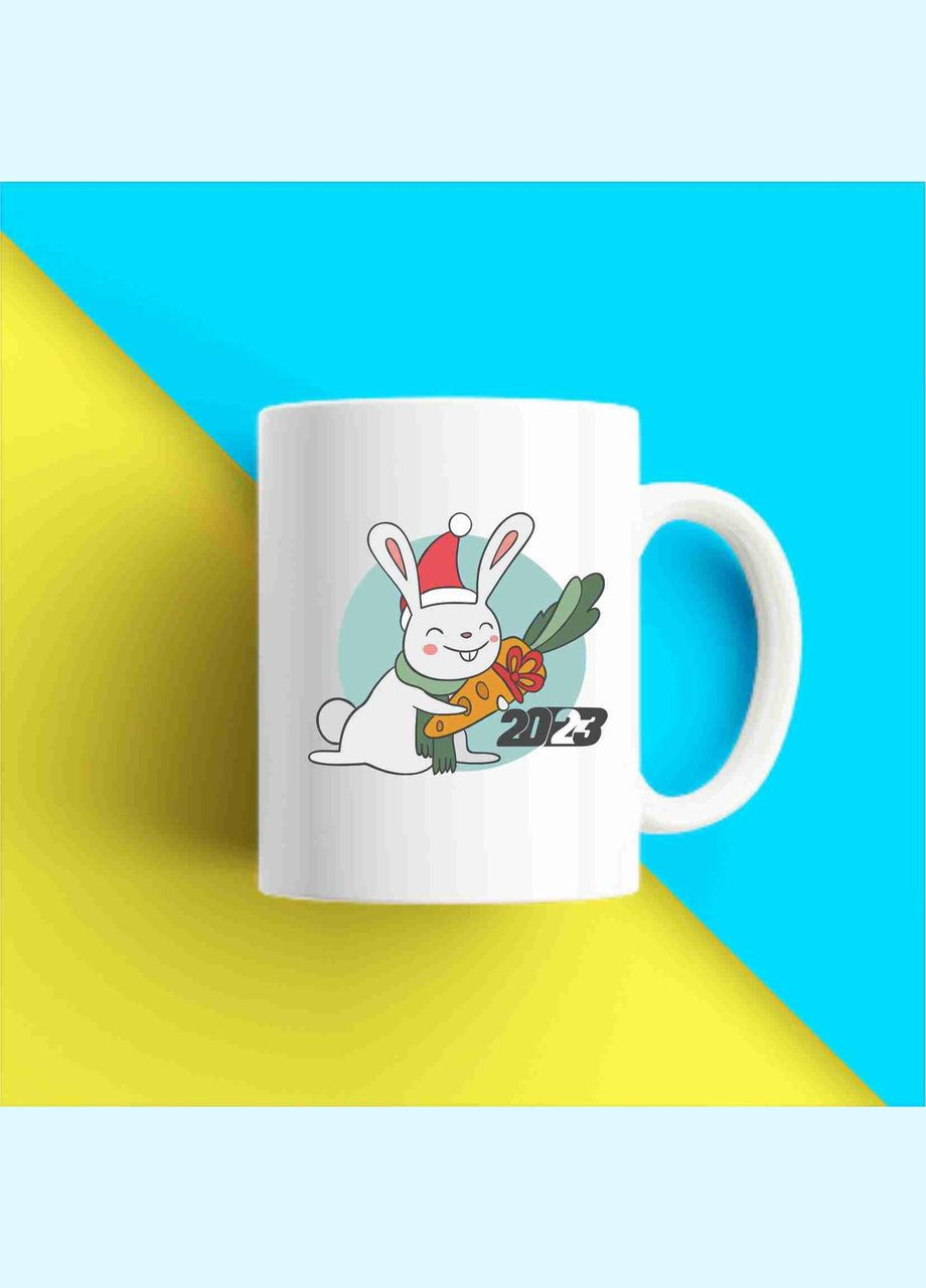 Білий кухоль з новорічним принтом "Кролик з морквою в новорічній шапці. 2023" Кавун Чашка (316112546)