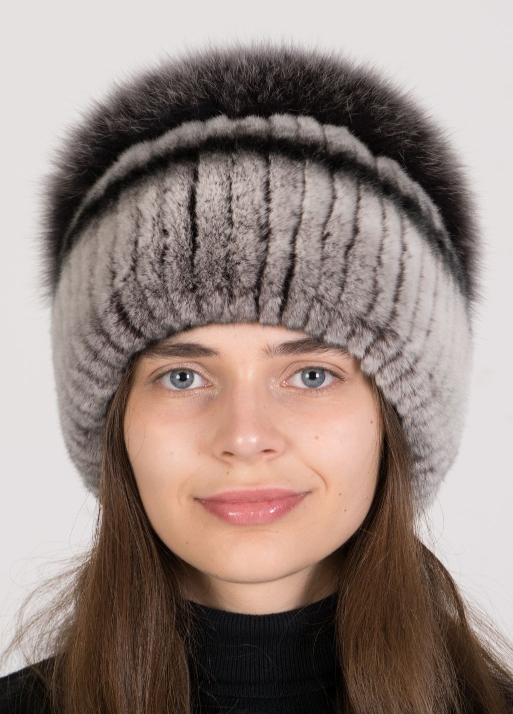 Жіноча в'язана хутряна шапка з хутра кролика з бубоном з хутра песця Меховой Стиль Стрекоза (307822640)
