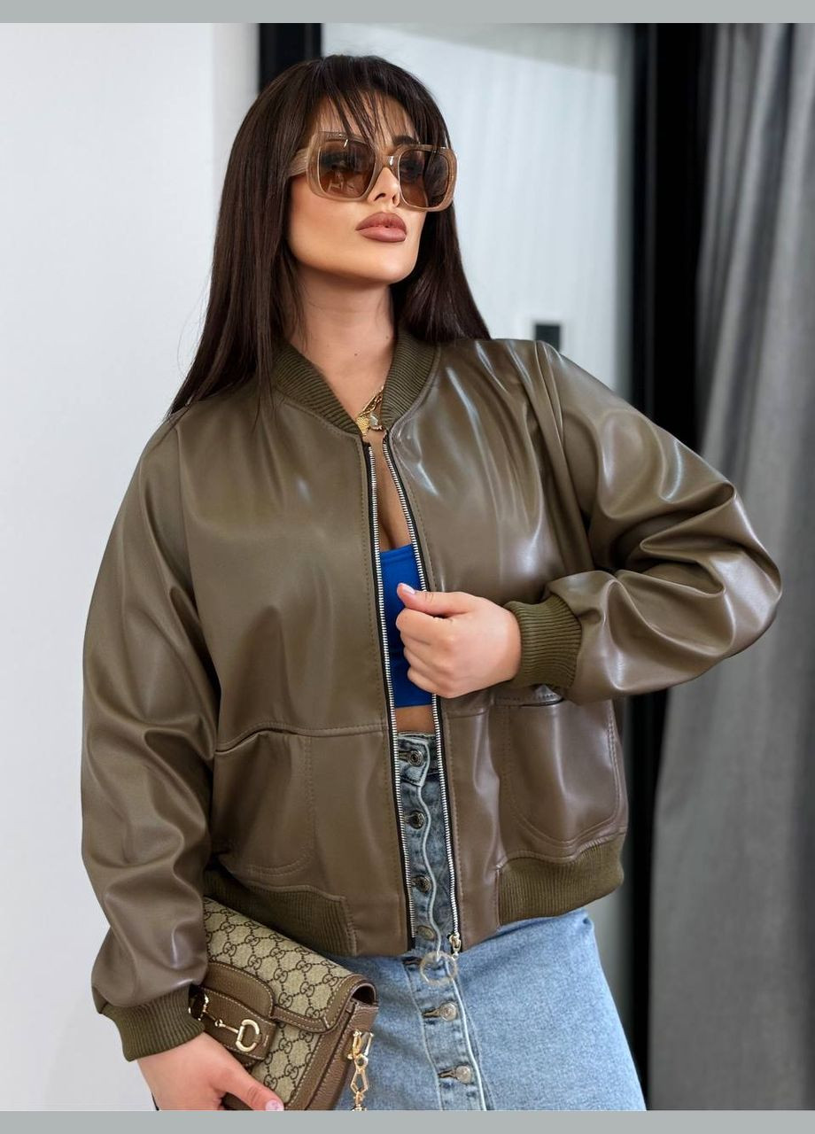 Коричнева жіноча куртка бомбер з еко шкіри колір коричневий р.58/62 452770 New Trend