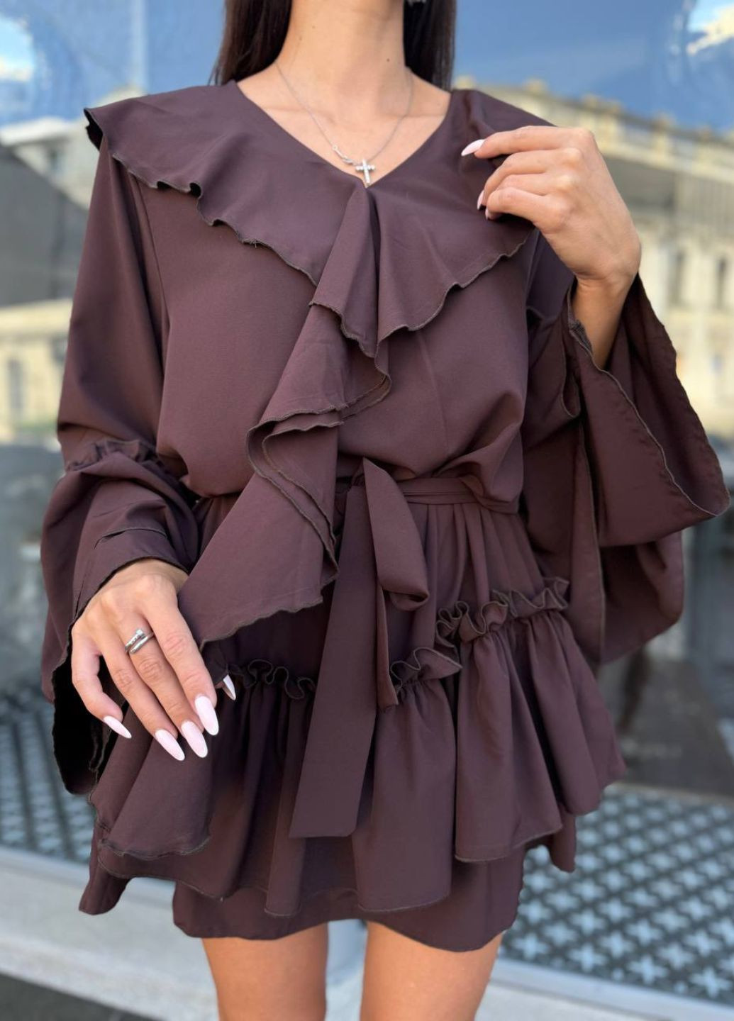 Коричневое коктейльное изысканное легкое летнее коктейльное мини платье в стиле бохо с поясом в комплекте и воланами. Allthings однотонное