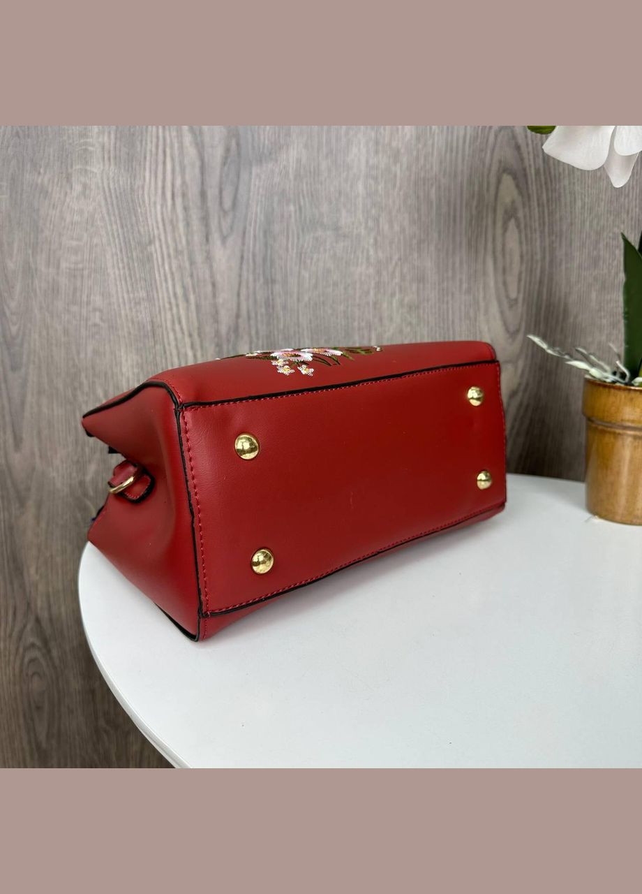 Жіноча сумочка з вишивкою квіточками та з брелоком Чорний No Brand (298997754)