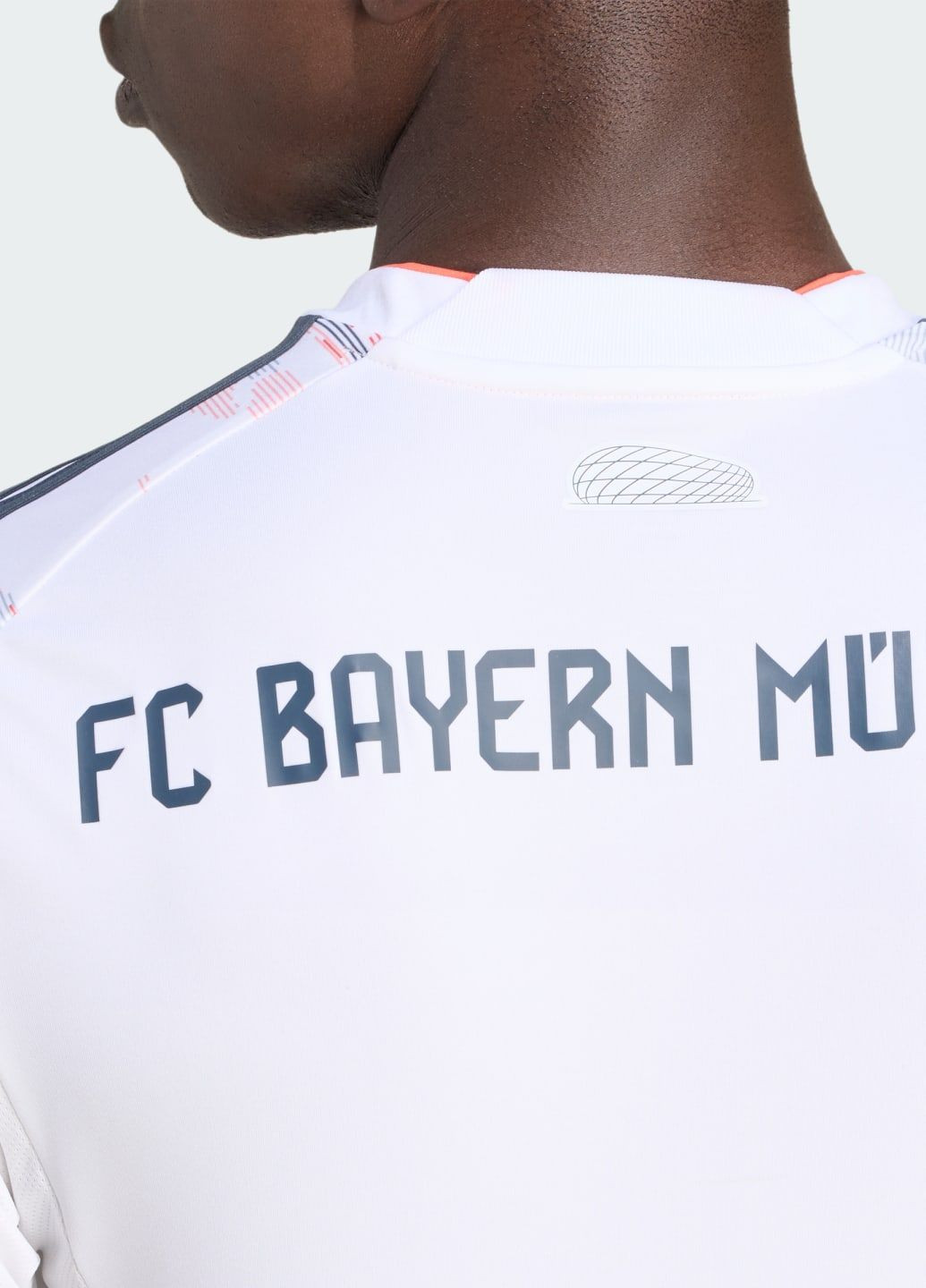 Белый демисезонный спортивный лонгслив adidas с логотипом