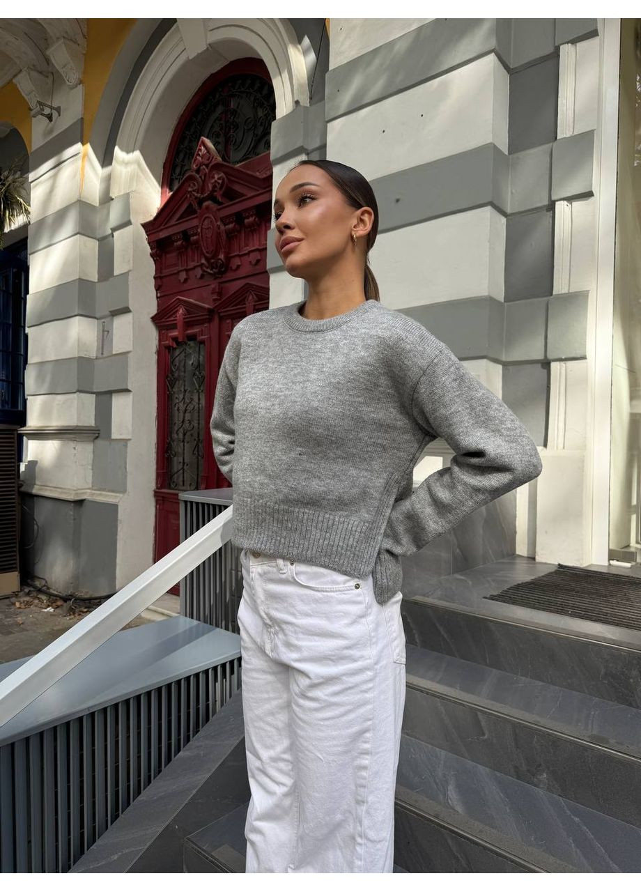 Укорочений жіночий светр з розрiзом сiрого кольору 34657 No Brand (361400146)