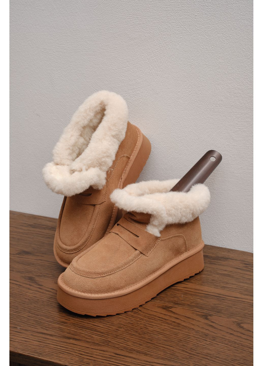 Жіночі зимові замшеві уггі рудого кольору з бежевою хутряною опушкою на комфортній підошві Stilli (363967409)