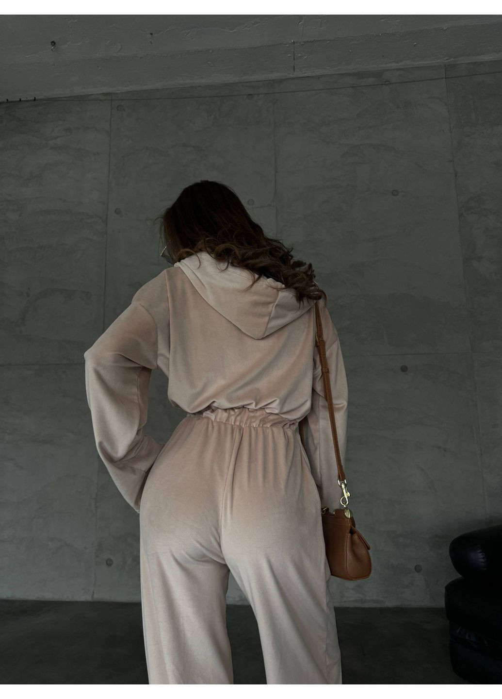 Женский комбинезон-трансформер из велюра MonCher комбинезон-брюки бежевый повседневный