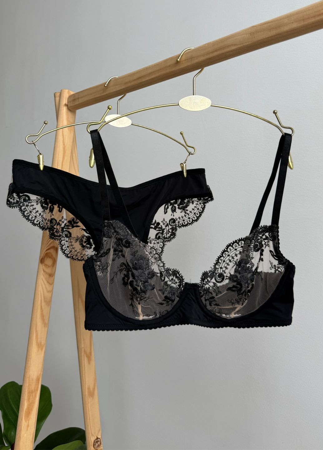 Чорний демісезонний мережиний комплект білизни колекції «астра» VIDCHUY