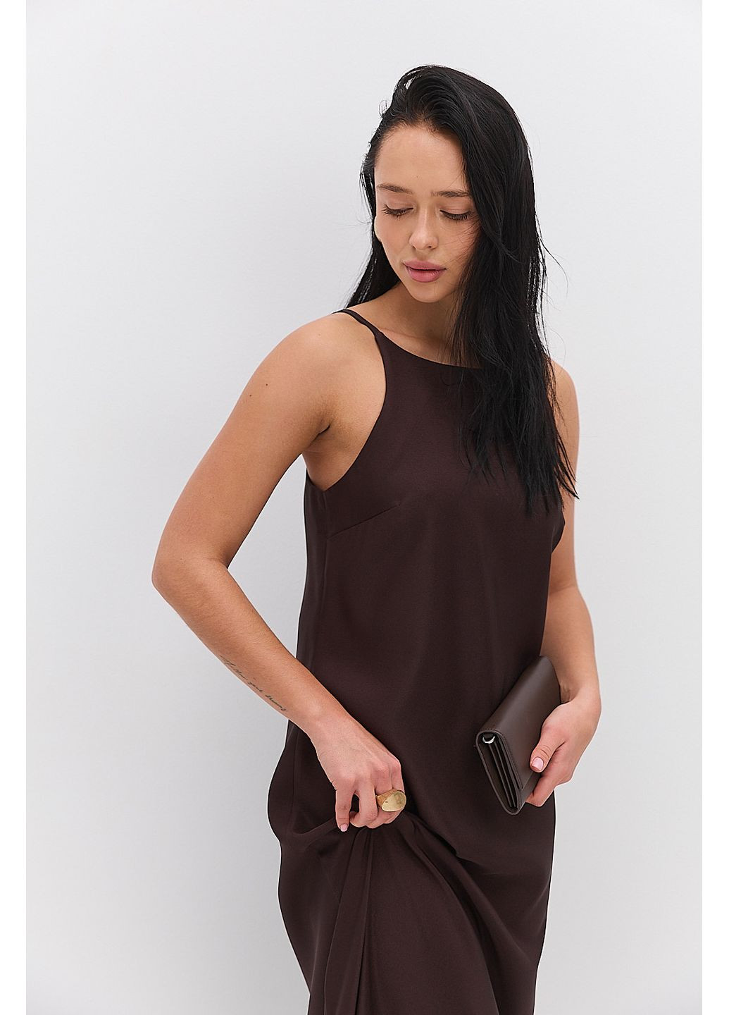 Коричневое длинное вечернее платье в бельевом стиле Arjen