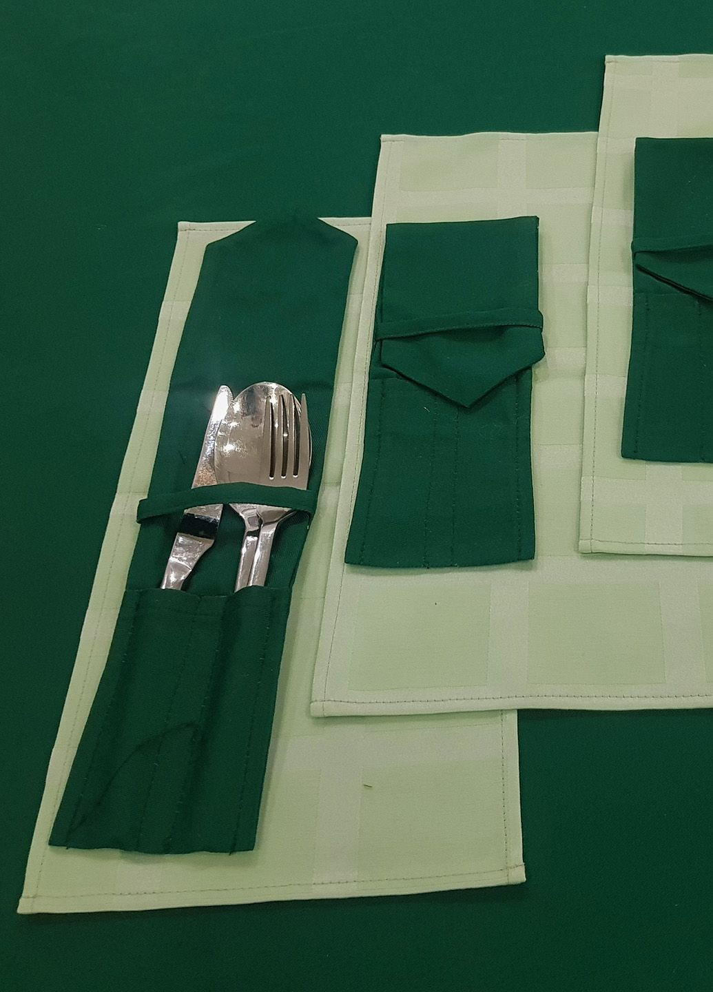 Комплект для сервировки Simple скатерть 140х140см 1шт салфетки 20х35см 4шт чехлы для приборов 4шт Зеленый (20_1с) Firanka sim (331770696)