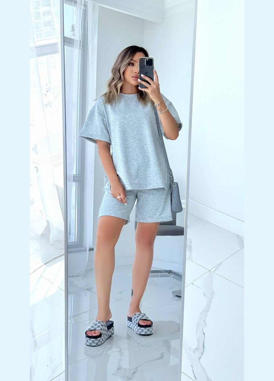 Легкий літній костюм з шортами та футболкою Adelante (341491504)