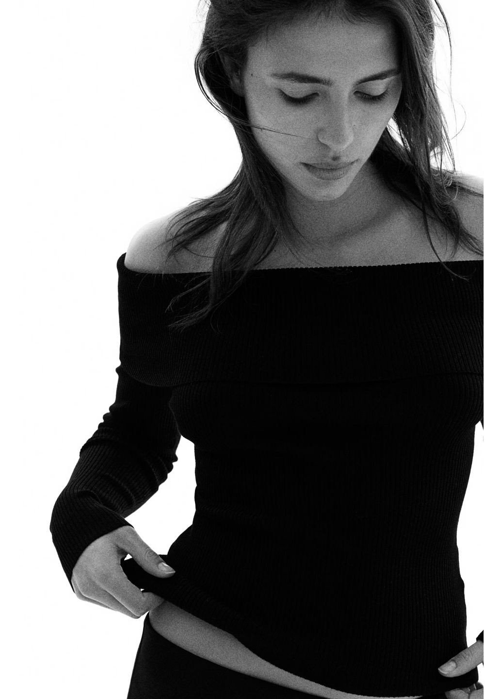 Черный демисезонный свитер в рубчик H&M