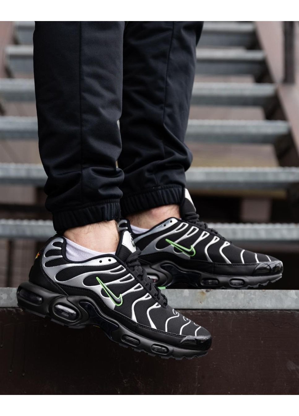 КРОСІВКИ ЖІНОЧІ NIKE AIR MAX PLUS TN BLACK SILVER GREEN НАЙК АІР МАКС ТН ПЛЮС No Brand сірі демісезони (369388634)