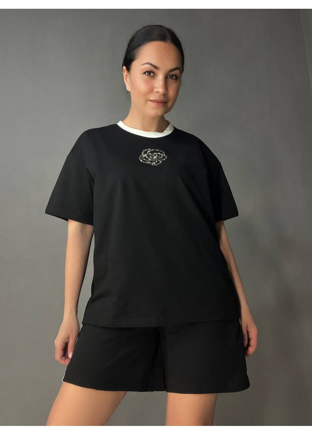 Костюм жіночий 385 футболка з шортами квітка камінці оверсайз чорний Saint Wish (332673541)