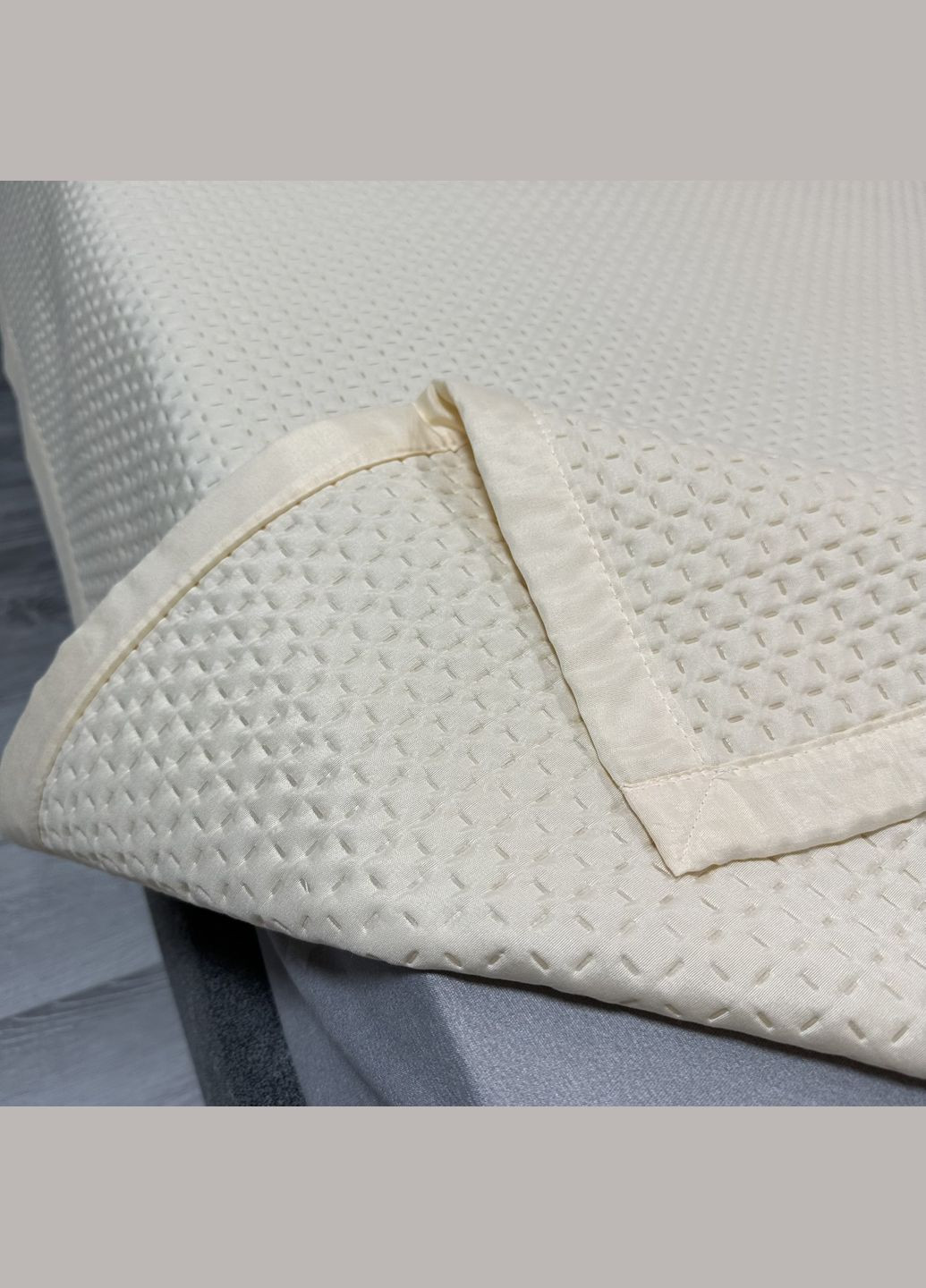 Сучасне покривало на ліжко молочного кольору розмір євро 200*230 см. No Brand (348057109)