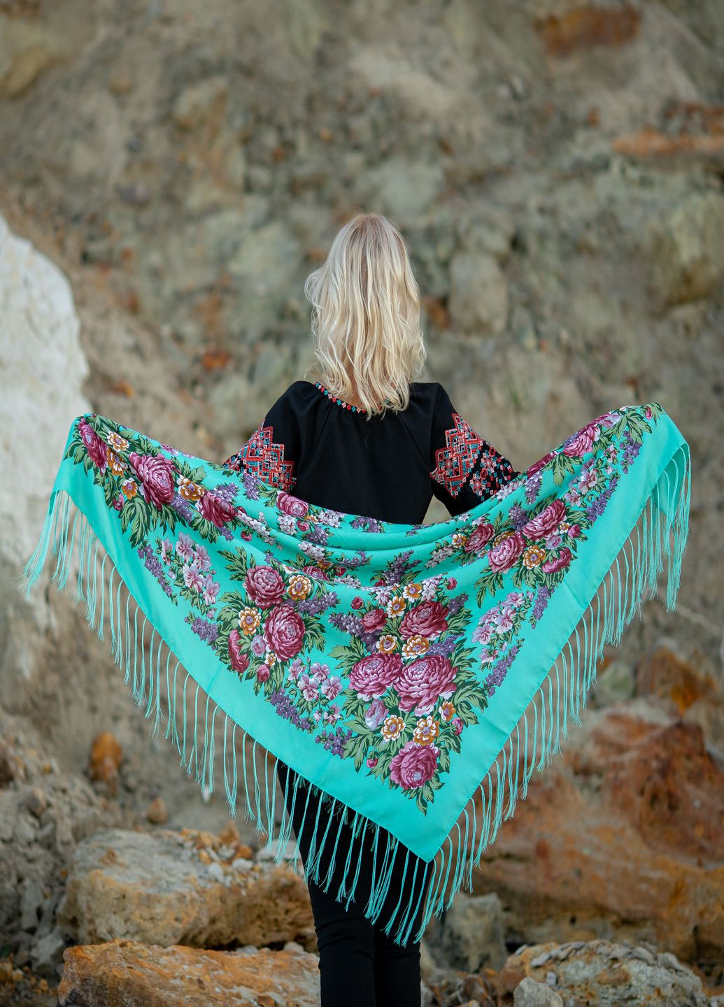 Женский Народный платок с цветами пионами и шелковой бахромой No Brand (356893726)