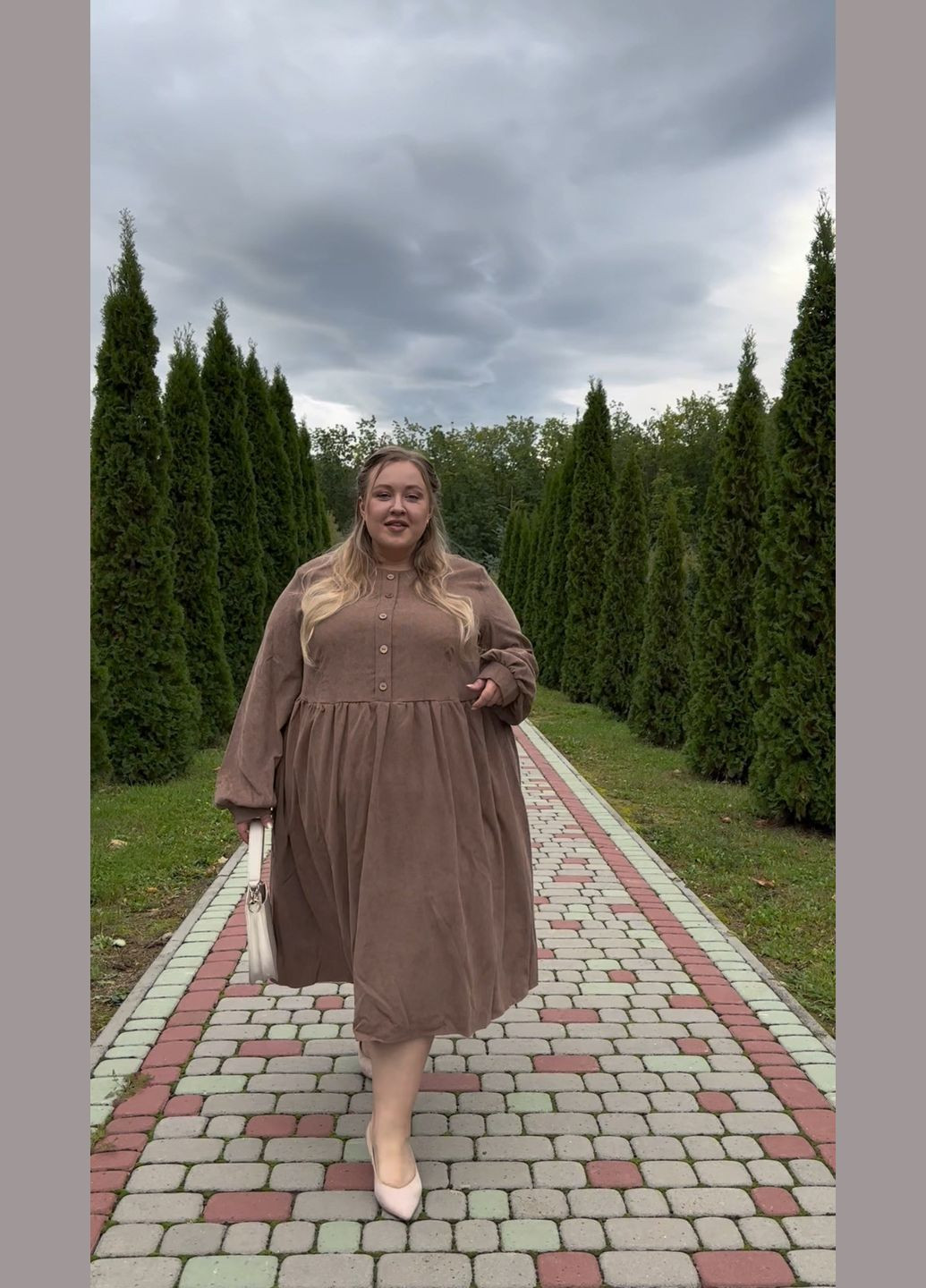 Бежевое платье вельвет EVVA