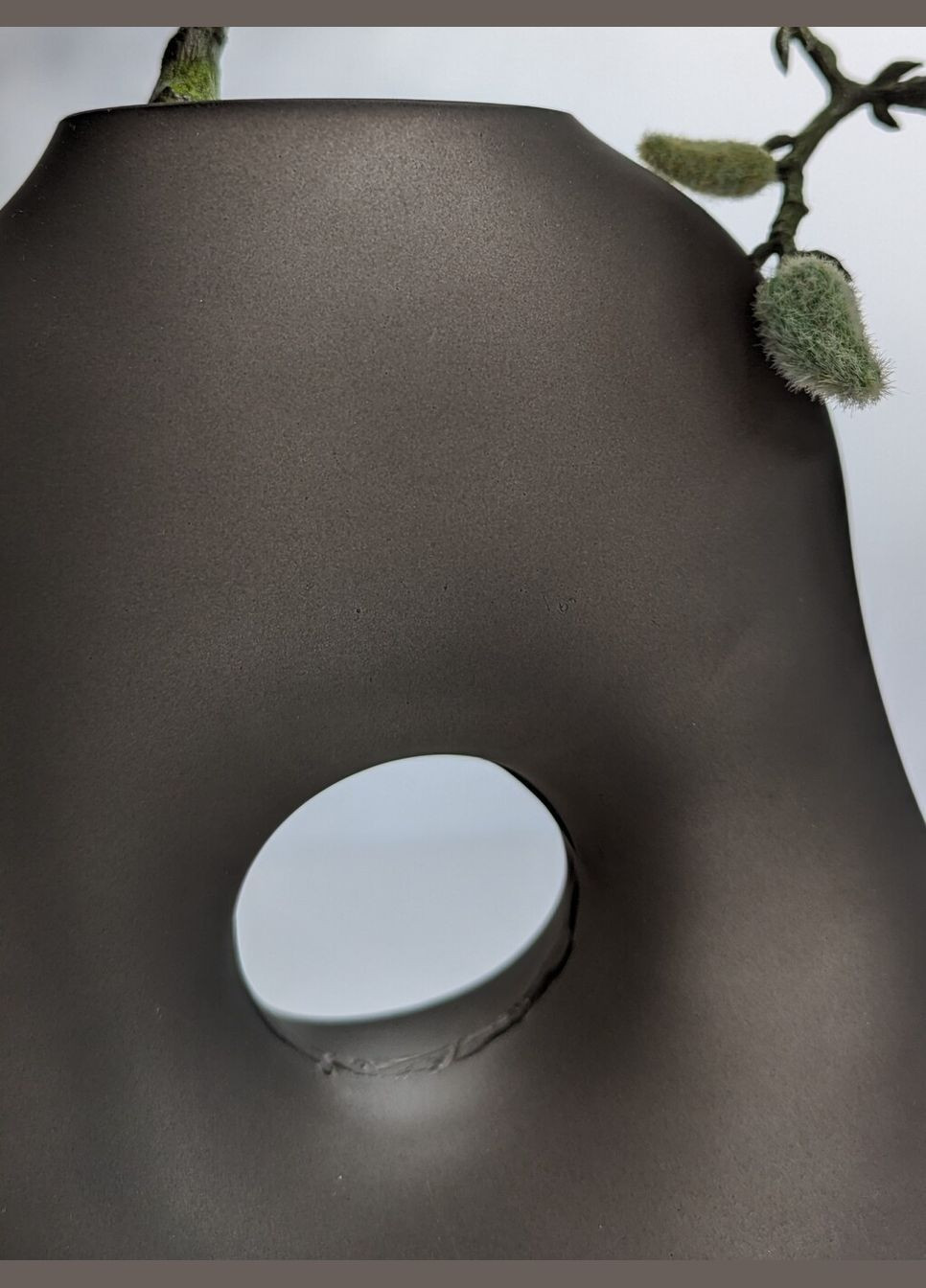 Ваза модерн скляна "Бублик" коричнева 23 см No Brand (346268657)