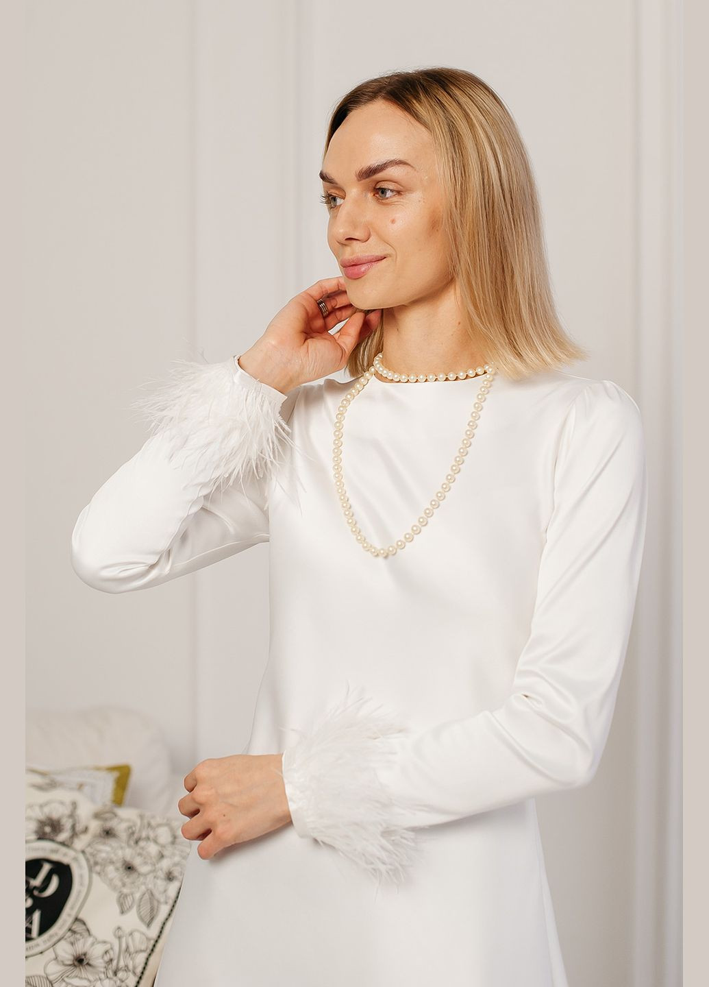 Білий святковий жіноча атласна сукня “shadow tailor” зі знімним пірʼям на рукавах Lana Bryk однотонна