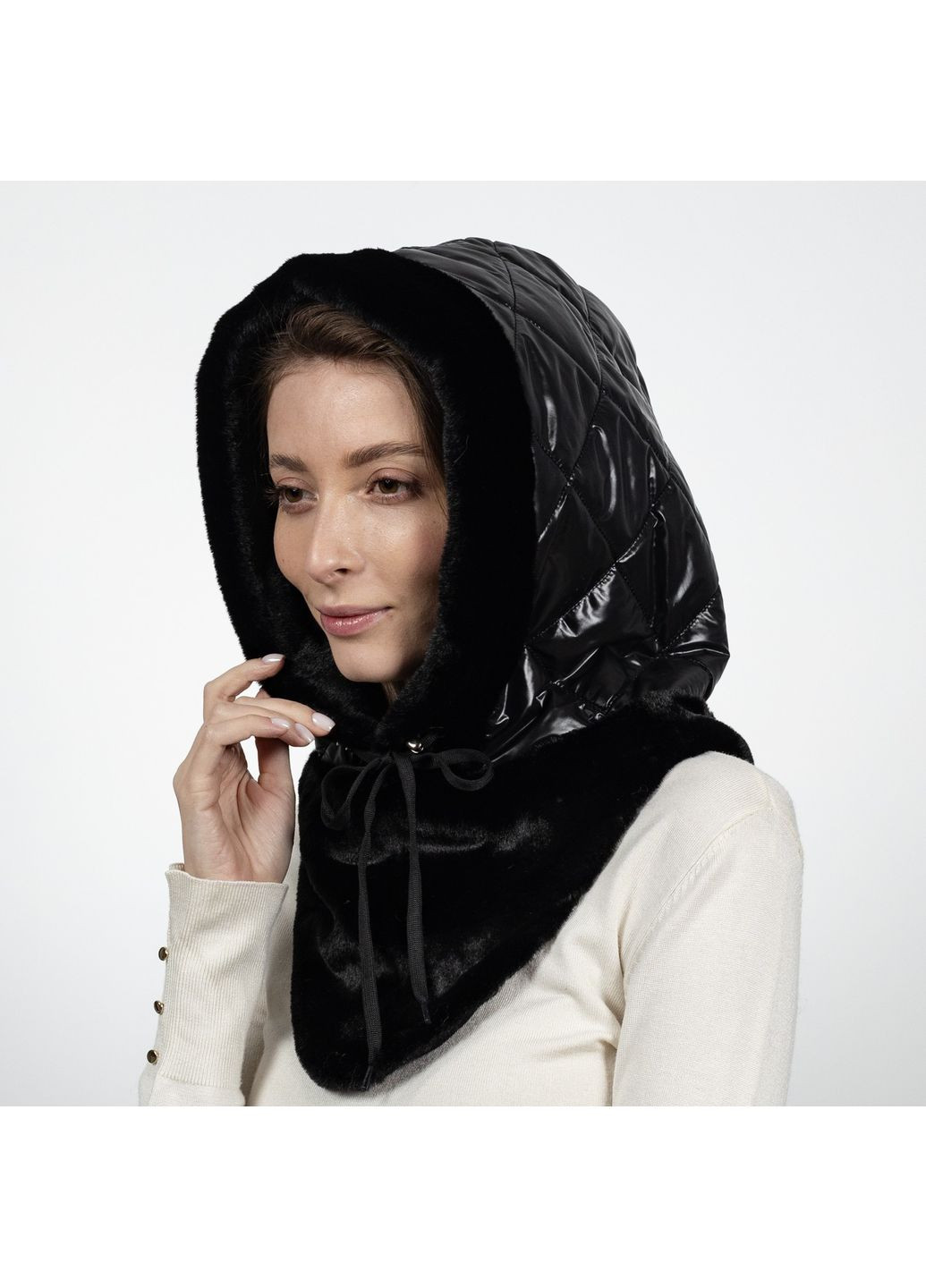 Капор жіночий плащівка / штучне хутро шиншила чорний КАРЕН LuckyLOOK 653-863 (322789102)