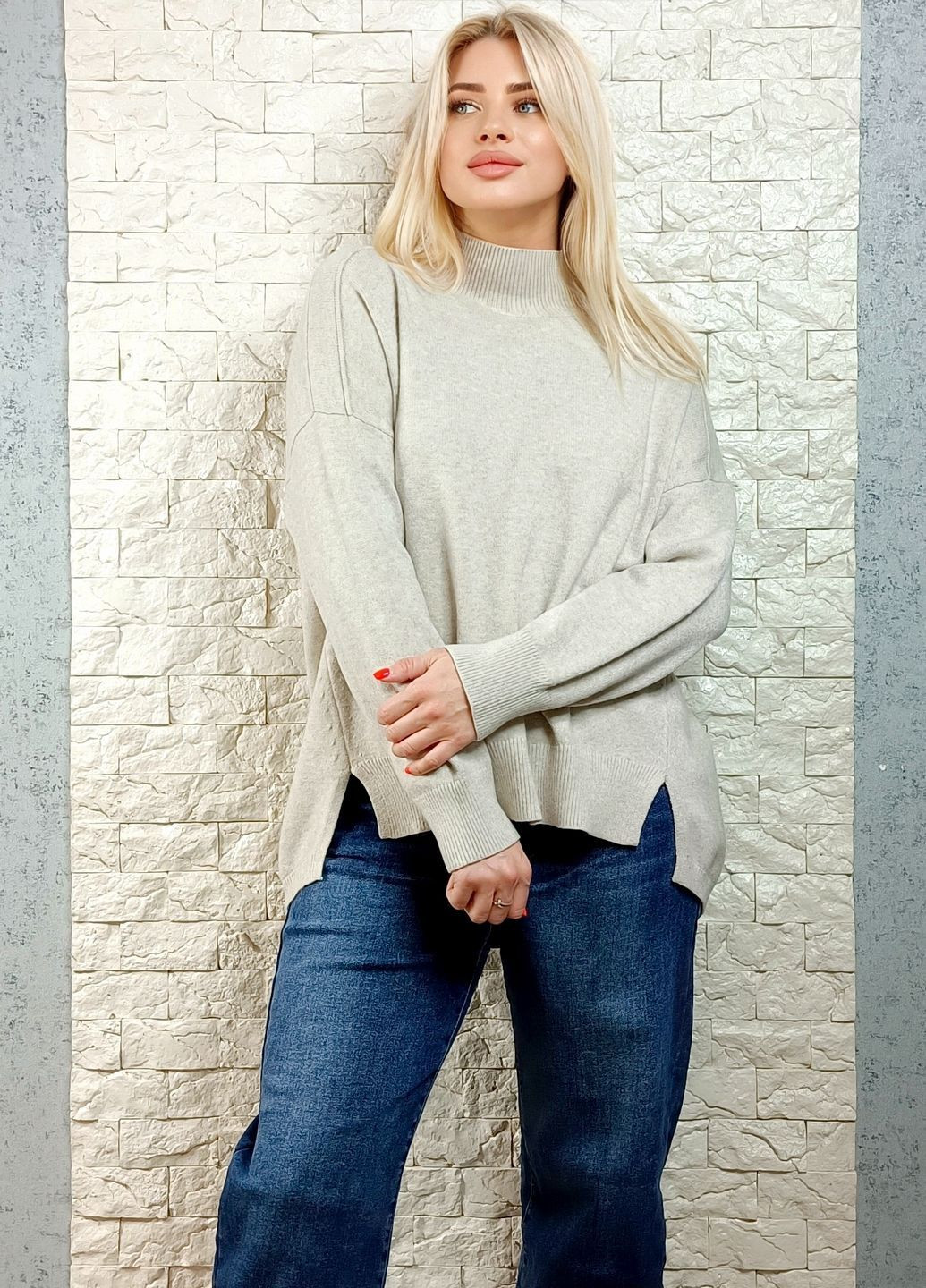 Бежевий зимовий джемпер джемпер di classe оверсайз із подовженою спинкою