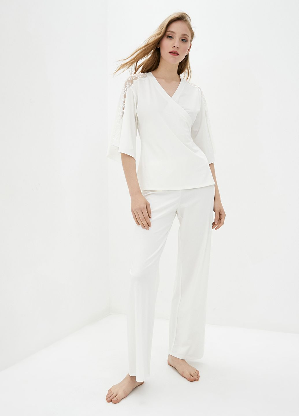 Белая всесезон пижама женская белого цвета с кружевом на рукавах. ORA