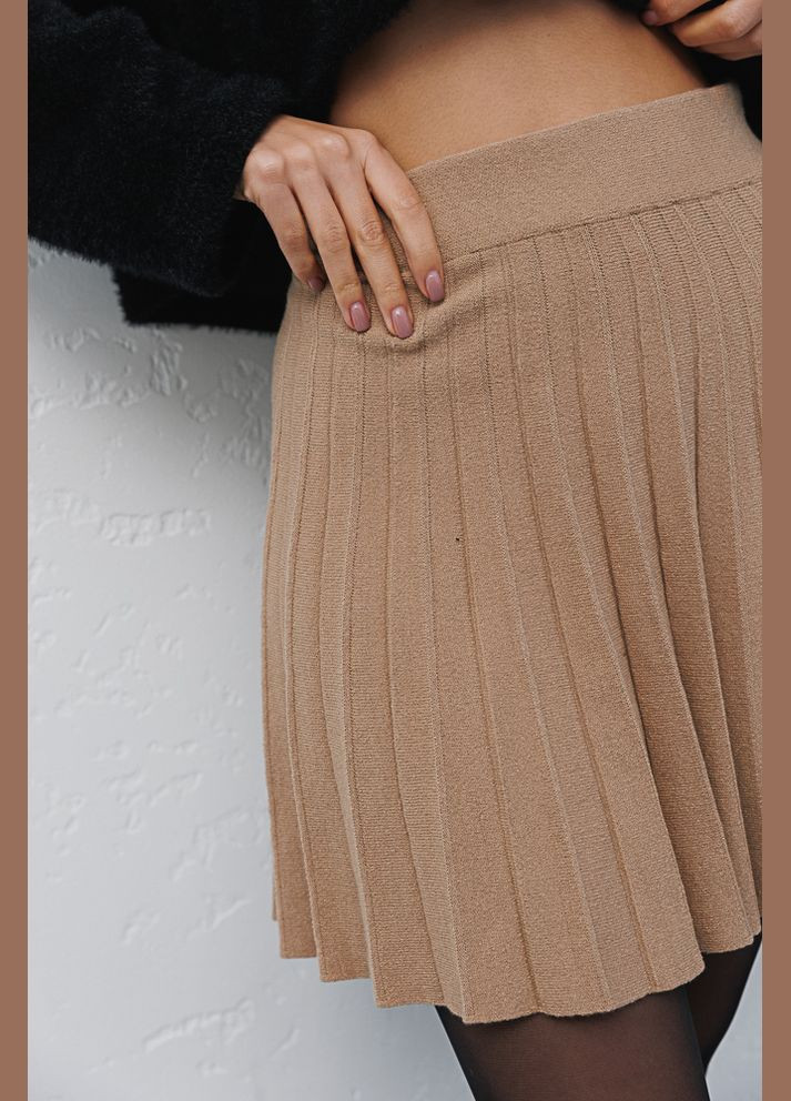 Бежевая короткая вязаная юбка в складки Arjen