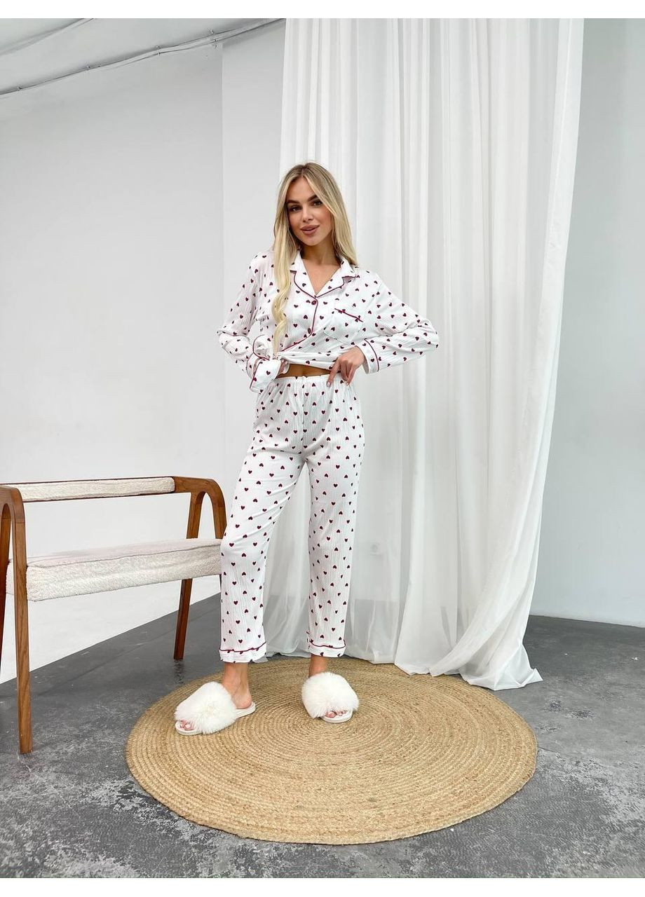 Біла жіноча піжама з тканини креп біла з червоними сердечками / піжама жіноча крепова з довгими штанами у принт сердечок / No Brand