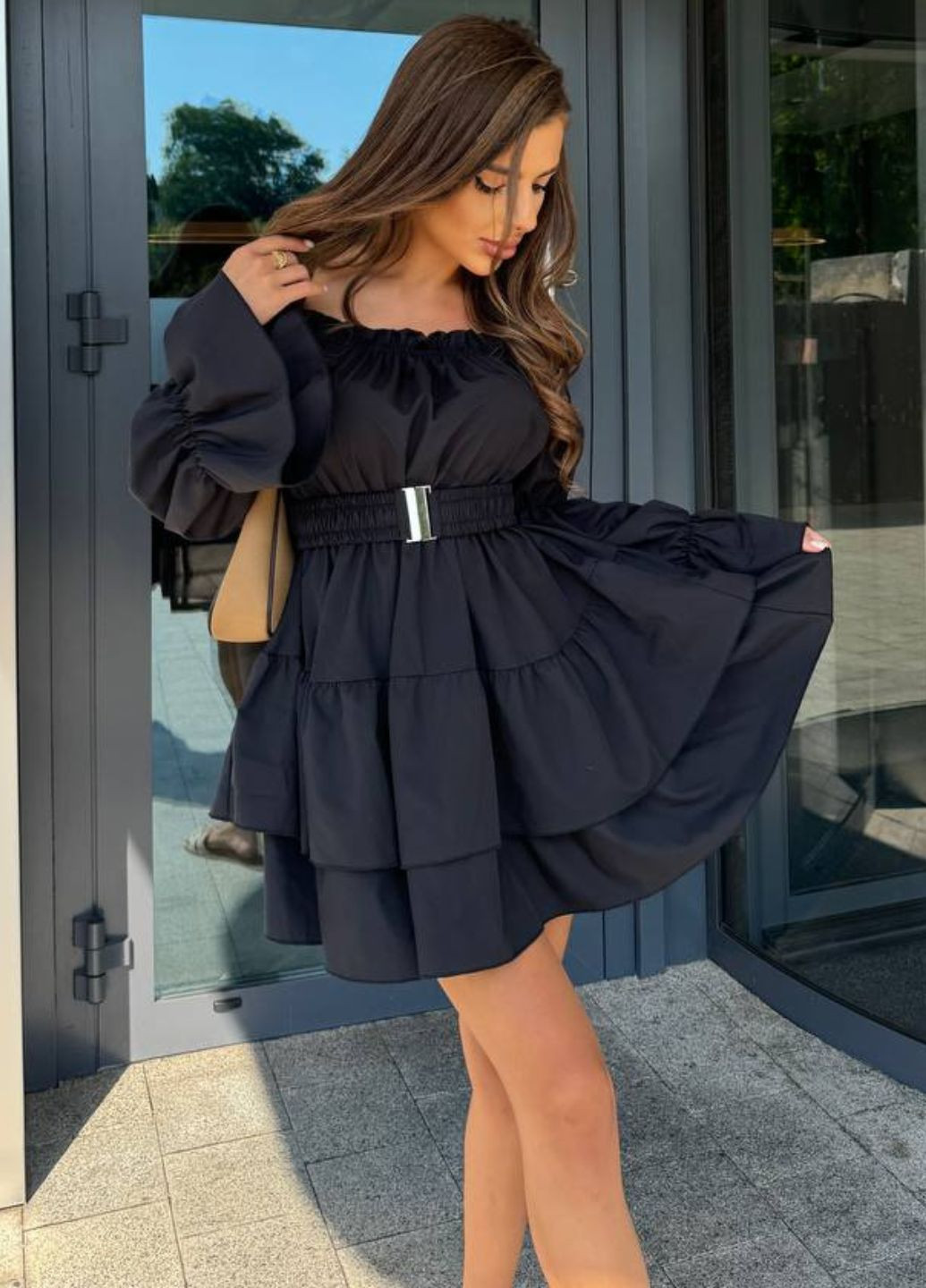 Черное повседневный изысканное легкое летнее мини платье с воланами и эластичным поясом с открытыми плечами Tik-Tak однотонное