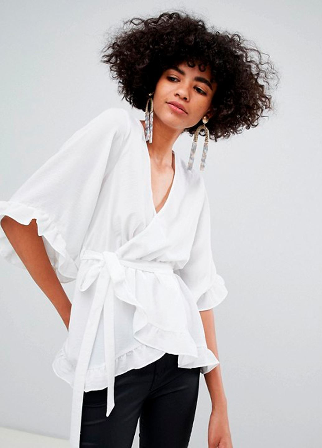 Белая блузка с расклешенными рукавами на запах River Island