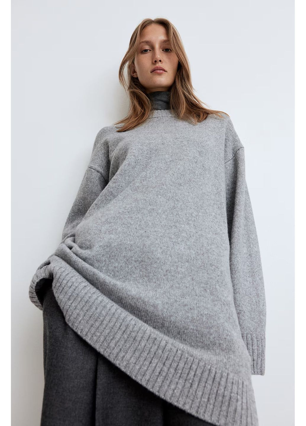 Серое кэжуал платье-свитер H&M однотонное