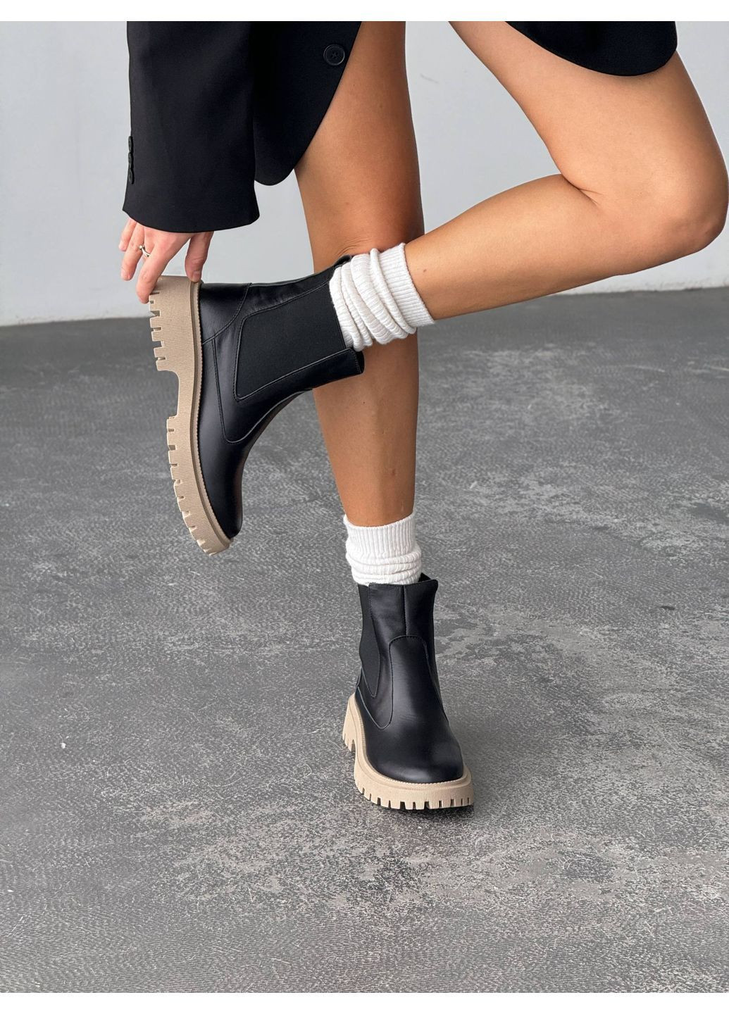 Жіночі зимові челсі з натуральної шкіри, чорні, на підошві латте, з теплим хутром No Brand (365654815)