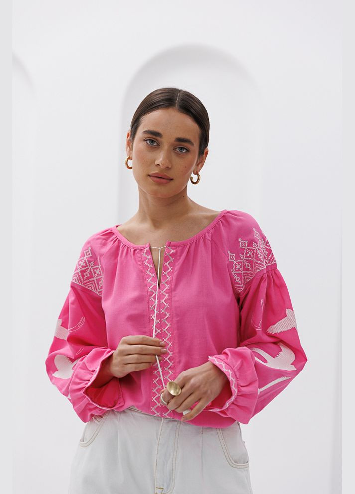 Рожева жіноча вишиванка з ластівками гладдю темно-оливкова Arjen льон (296470928)