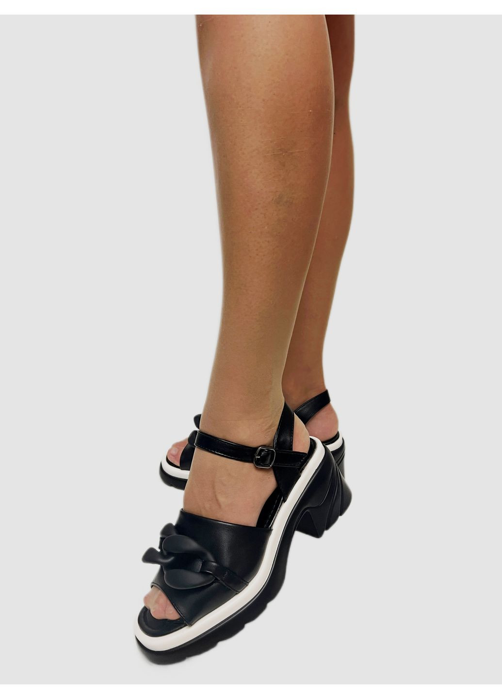 Черные черные босоножки широкая подошва Башили с ремешком с цепочками, на тракторной подошве