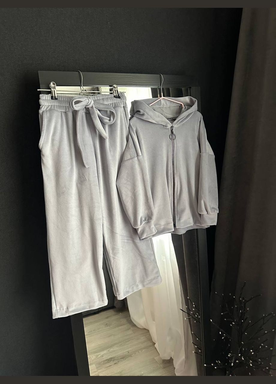 Серый демисезонный костюм велюровый с кофтой и брюками. Adelante